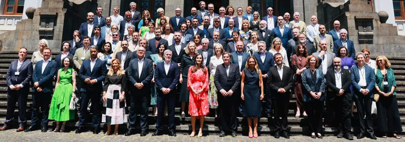 Foto de familia con la Reina en la Reunión Anual de Instituto Cervantes 2025 en Tenerife